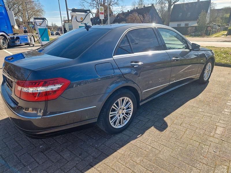 Gebraucht Mercedes E200 Elegance 184 PS (135 kW) 2011 Grau Limousine