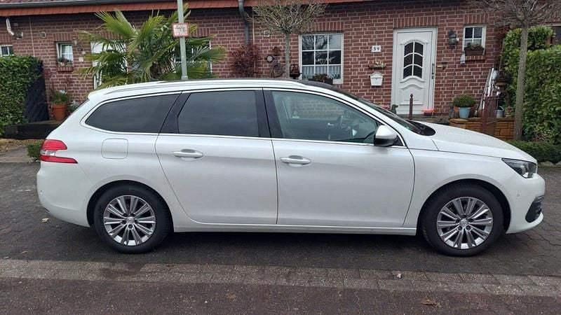 Gebraucht Peugeot 308 Allure 131 PS (96 kW) 2018 Weiß Kombi