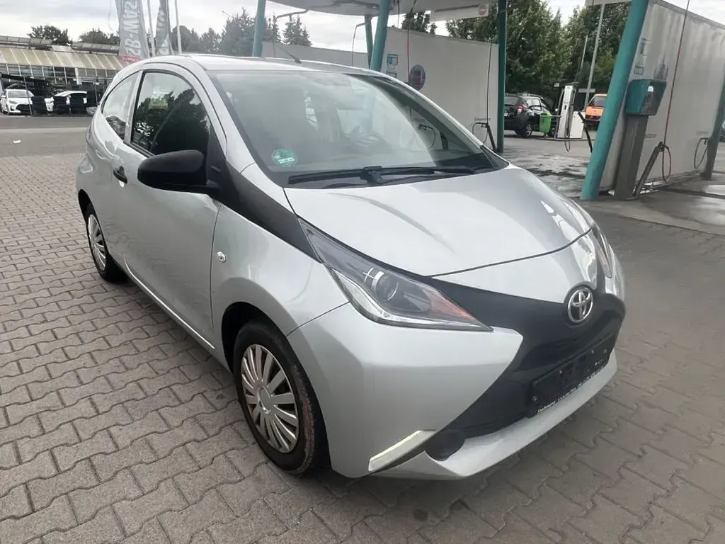 Gebraucht Toyota Aygo 69 PS (50 kW) 2017 Silber Kleinwagen