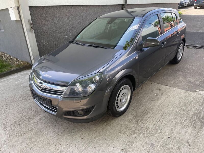 Grau Gebraucht 2009 Opel Astra Innovation Limousine | 2.200 € (Guter Preis) - Bild 1/4