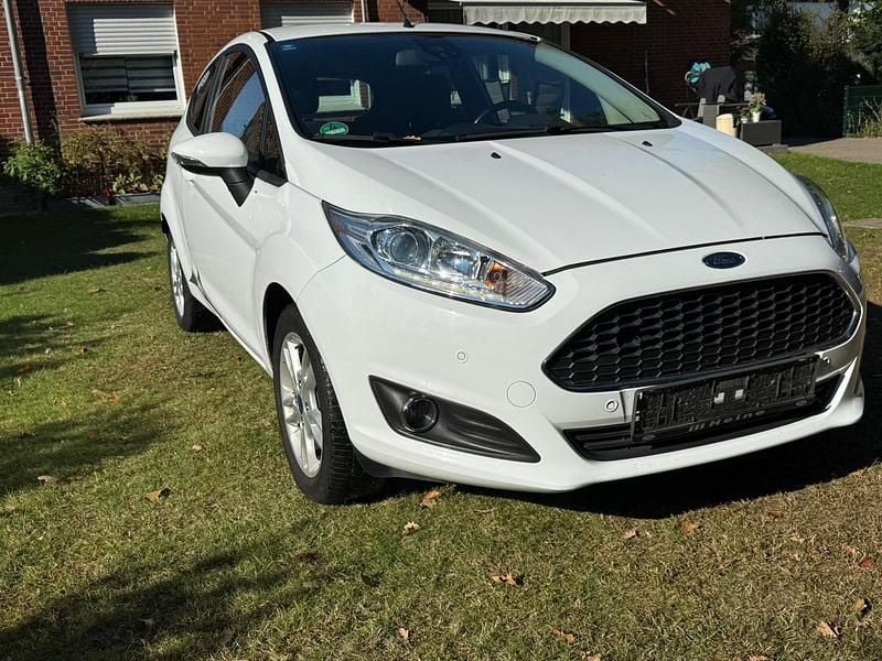 Weiß Gebraucht 2017 Ford Fiesta Kleinwagen | 4.649 € (Superpreis) - Bild 1/4