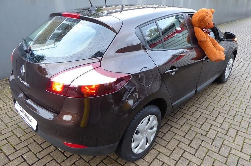 Gebraucht Renault Mégane Authentique 110 PS (80 kW) 2015 Braun Limousine