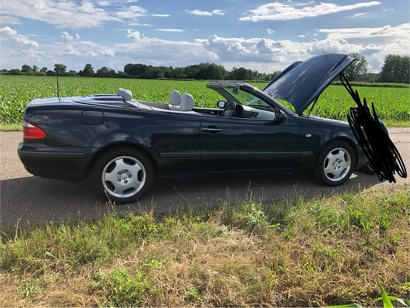 Blau Gebraucht 1999 Mercedes CLK320 Cabrio | 5.900 € (Fairer Preis) - Bild 1/4