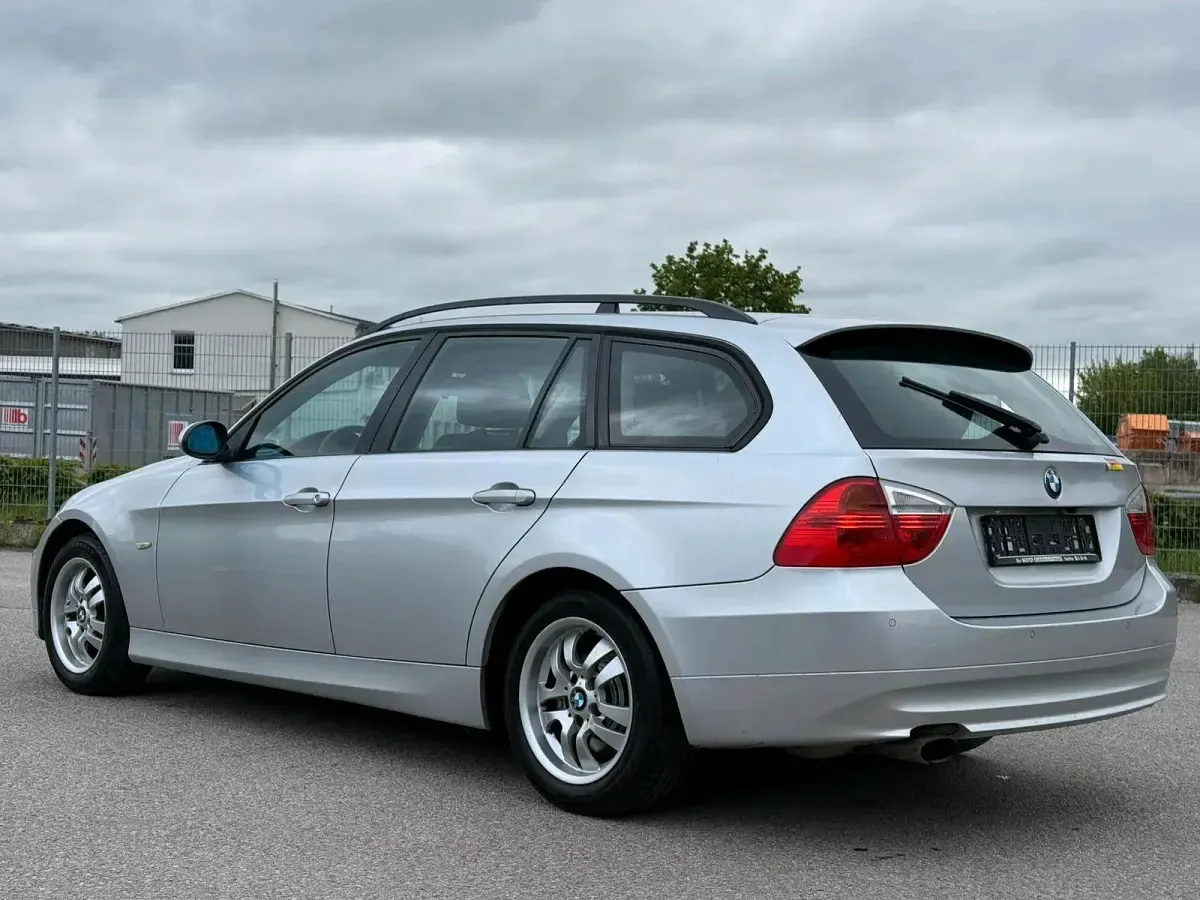 Gebraucht BMW 320 143 PS (105 kW) 2008 Grau Kombi
