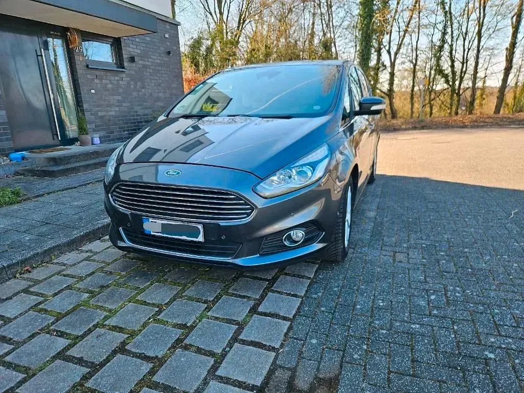 Używany Ford S-MAX Titanium 179 KM (131 kW) 2016 Szary Minivan