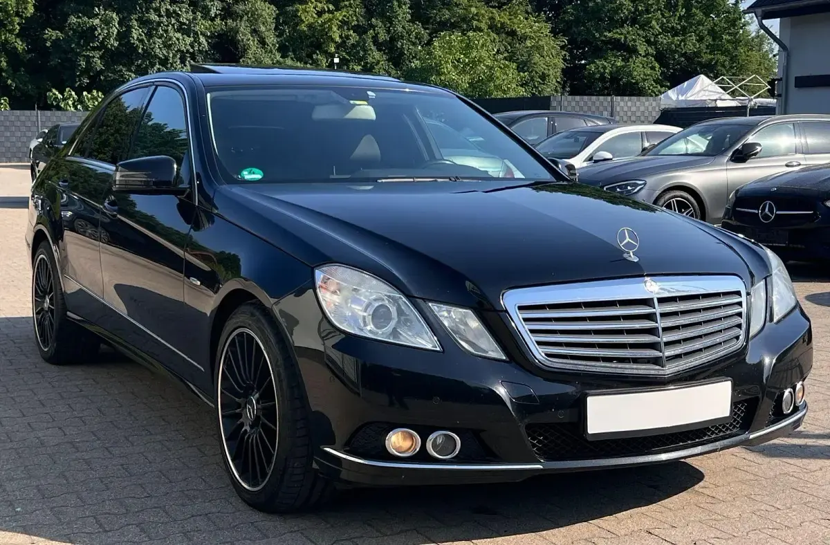 Gebraucht Mercedes E250 Elegance 204 PS (150 kW) 2011 Schwarz Limousine