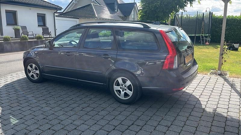 Grau Gebraucht 2010 Volvo V50 Kombi | 3.900 € (Guter Preis) - Bild 1/3