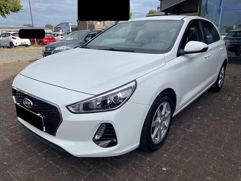 Polar white Gebraucht 2017 Hyundai i30 Trend Limousine | 14.300 € (Etwas zu teuer) - Bild 1/4