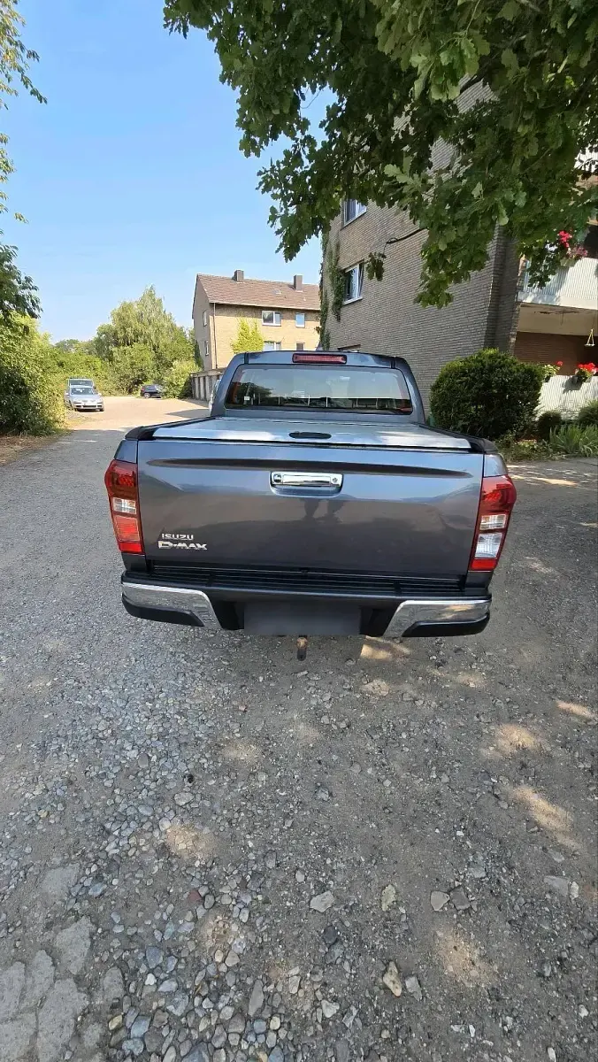 Gebraucht Isuzu D-Max 163 PS (119 kW) 2017 Grau Pickup