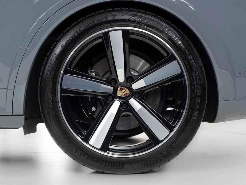 Gebraucht Porsche Cayenne Turbo E-Hybrid 740 PS (544 kW) 2024 Grau SUV