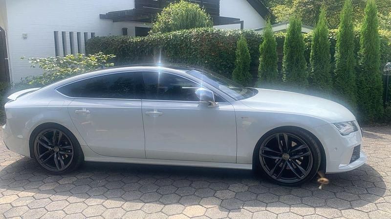 Gletscherweiss metallic Gebraucht 2011 Audi A7 S-Line Kleinwagen | 16.950 € - Bild 1/3