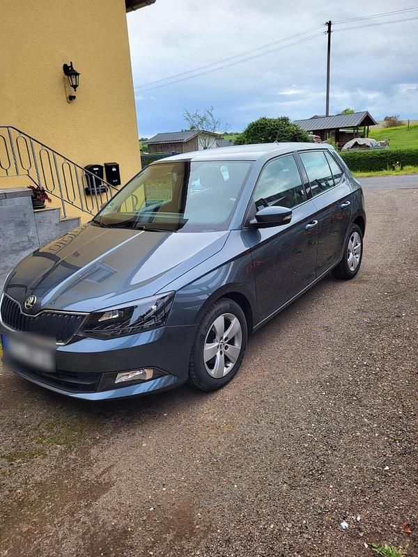 Grau Gebraucht 2017 Skoda Fabia Style Kleinwagen | 8.250 € (Guter Preis) - Bild 1/4