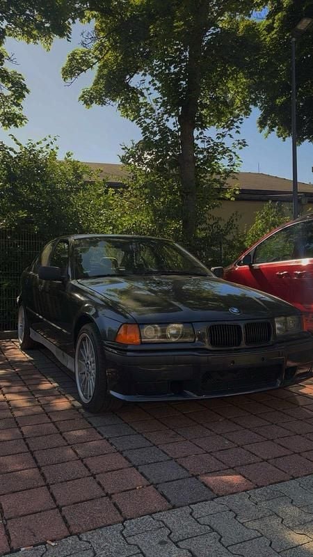 Gebraucht BMW 316 99 PS (72 kW) 1992 Schwarz Limousine
