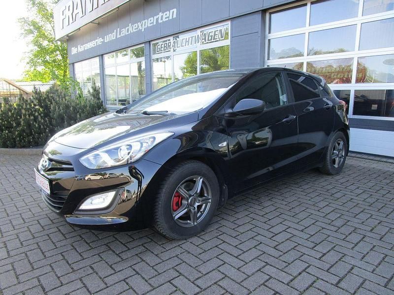 Schwarz Gebraucht 2012 Hyundai i30 Classic Limousine | 6.990 € (Etwas zu teuer) - Bild 1/4