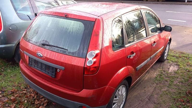Gebraucht Ford Fiesta 60 PS (44 kW) 2006 Rot Limousine