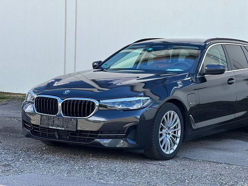 Grau Gebraucht 2022 BMW 530e Sport Line Kombi | 27.900 € (Superpreis) - Bild 1/4