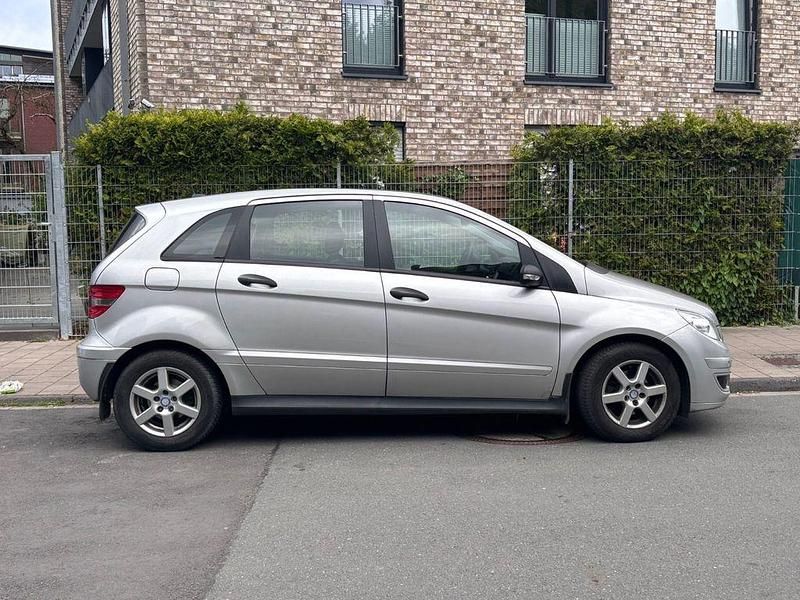 Silber Gebraucht 2006 Mercedes B150 Van / Kleinbus | 3.500 € (Fairer Preis) - Bild 1/4