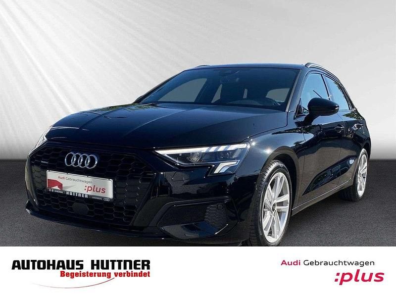 Brillantschwarz Gebraucht 2022 Audi A3 Sportback Sport Limousine | 31.837 € (Etwas zu teuer) - Bild 1/4