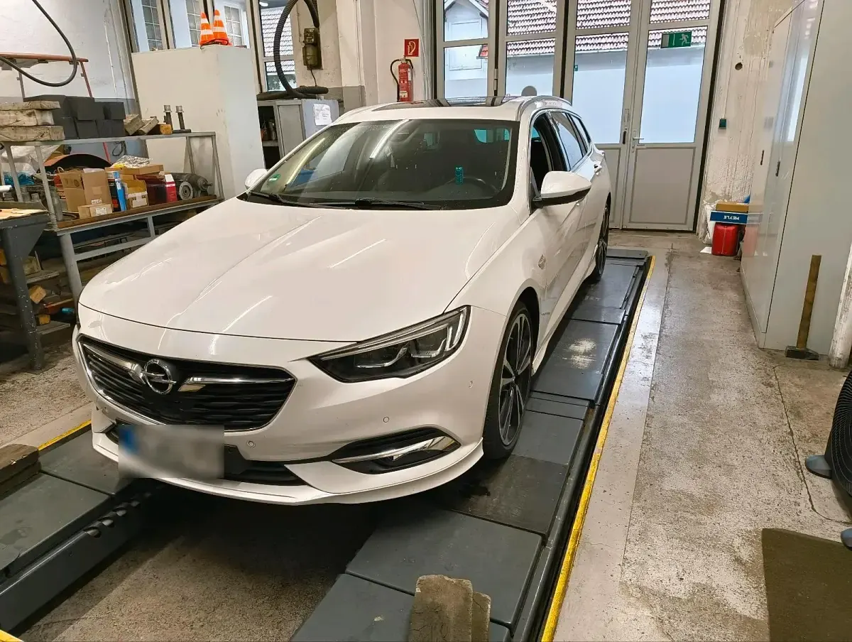 Gebraucht Opel Insignia 260 PS (191 kW) 2018 Weiß Kombi