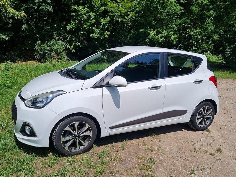 Weiß Gebraucht 2015 Hyundai i10 Trend Kleinwagen | 5.800 € (Fairer Preis) - Bild 1/4