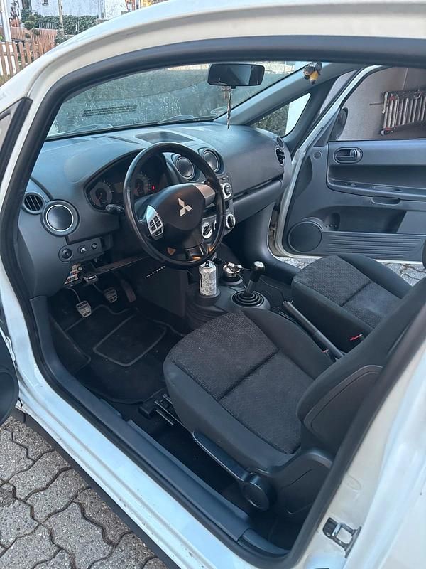 Gebraucht Mitsubishi Colt 95 PS (69 kW) 2012 Weiß Kleinwagen