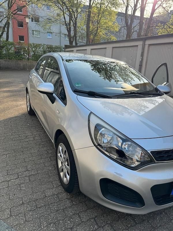 Gebraucht Kia Rio Edition 7 109 PS (80 kW) 2014 Grau Limousine