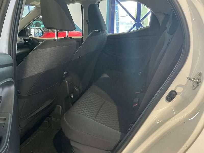 Weiß Gebraucht 2020 Toyota Yaris Hybrid Club Limousine | 15.900 € (Fairer Preis) - Bild 1/4