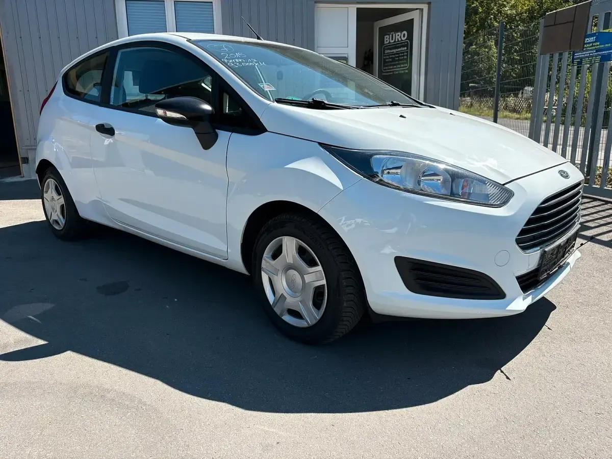 Gebraucht Ford Fiesta 60 PS (44 kW) 2015 Weiß Kleinwagen
