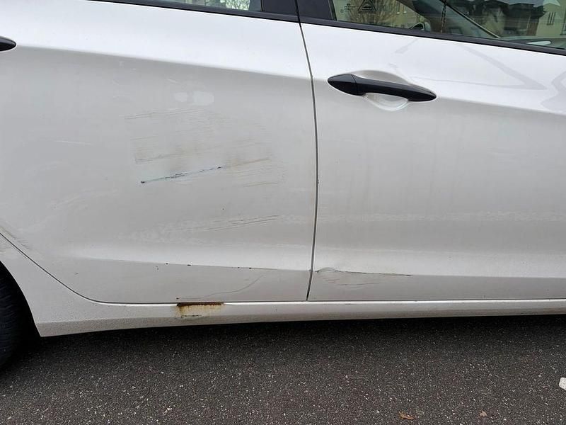 Weiß Gebraucht 2014 Hyundai i30 Style Kombi | 4.700 € (Fairer Preis) - Bild 1/4