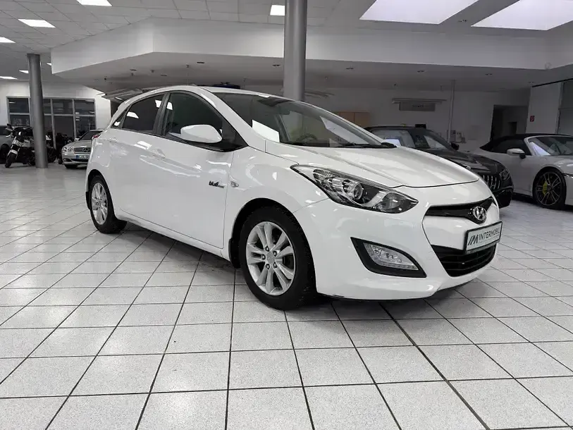 Gebraucht Hyundai i30 100 PS (73 kW) 2015 Weiß Limousine