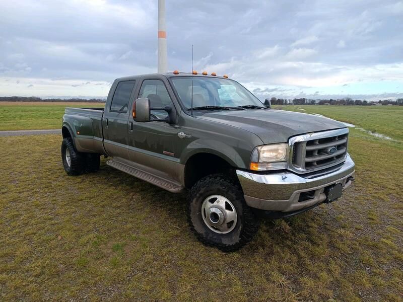 Grün Gebraucht 2003 Ford F350 Limousine | 16.500 € - Bild 1/4
