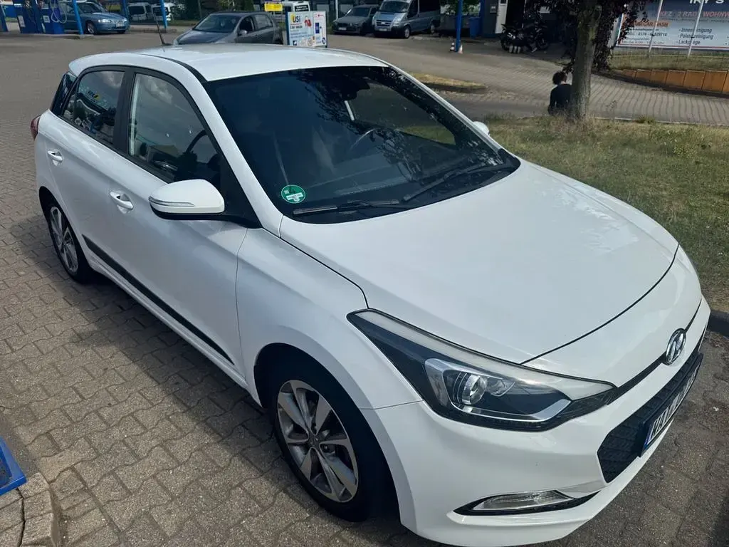Gebraucht Hyundai i20 Edition 84 PS (61 kW) 2017 Weiß Limousine