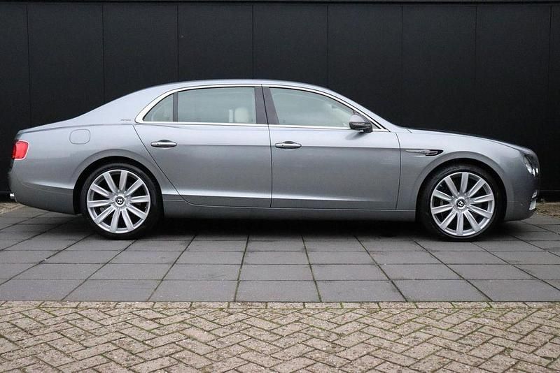 Begagnad Bentley Flying Spur 625 HK (459 kW) 2016 Grå Sedan