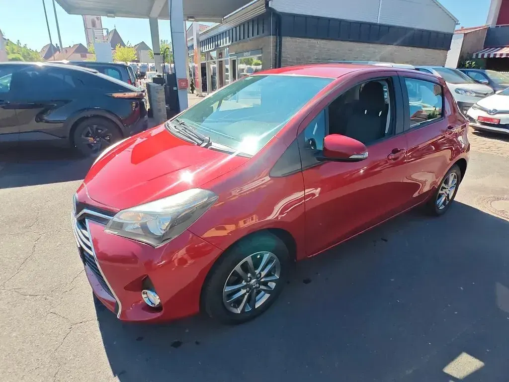 Gebraucht Toyota Yaris Comfort 99 PS (72 kW) 2015 Rot Kleinwagen