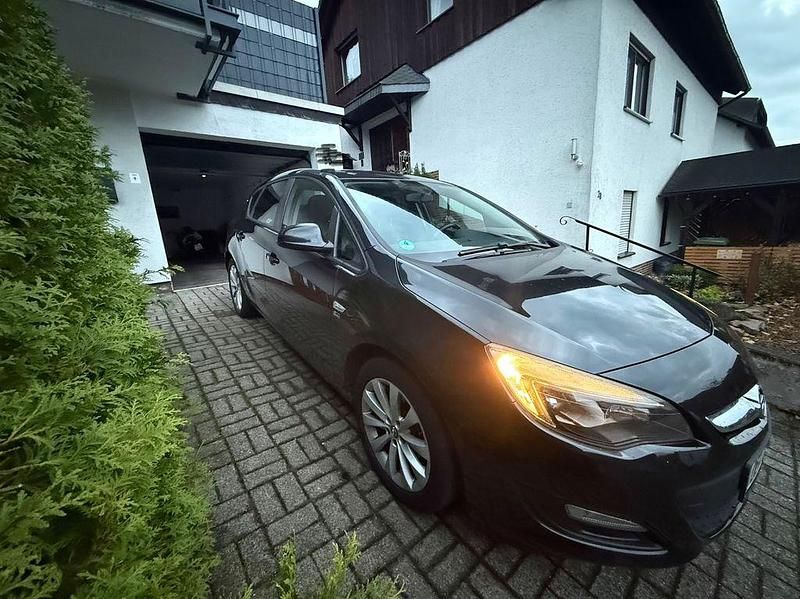 Schwarz Gebraucht 2012 Opel Astra Kombi | 3.950 € (Fairer Preis) - Bild 1/4
