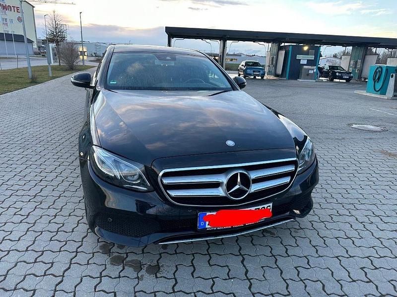 Schwarz Gebraucht 2016 Mercedes E220 Limousine | 21.900 € (Etwas zu teuer) - Bild 1/4