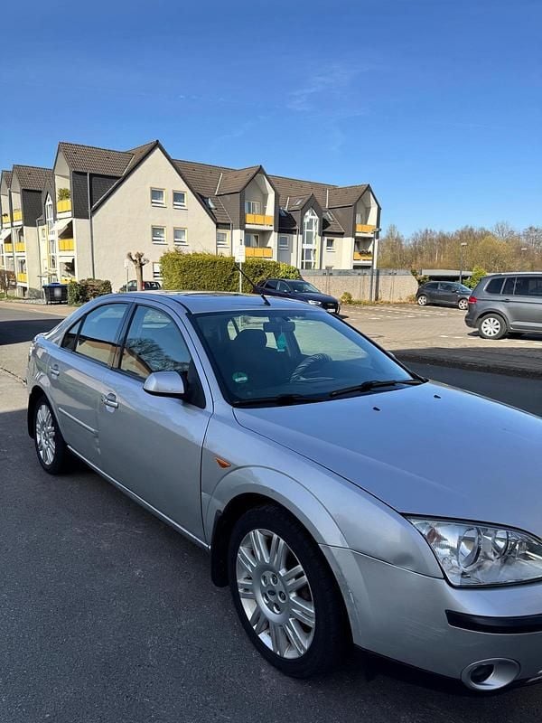 Gebraucht Ford Mondeo Ghia 145 PS (106 kW) 2001 Silber Limousine
