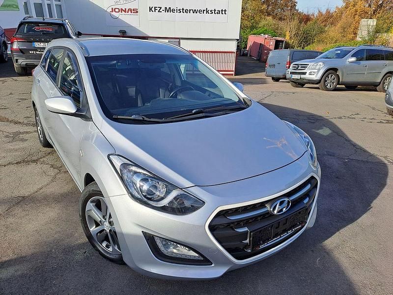 Silber Gebraucht 2015 Hyundai i30 Trend Kombi | 7.900 € (Fairer Preis) - Bild 1/4