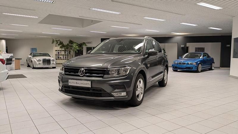Grau Gebraucht 2016 VW Tiguan Comfortline SUV | 10.900 € - Bild 1/4