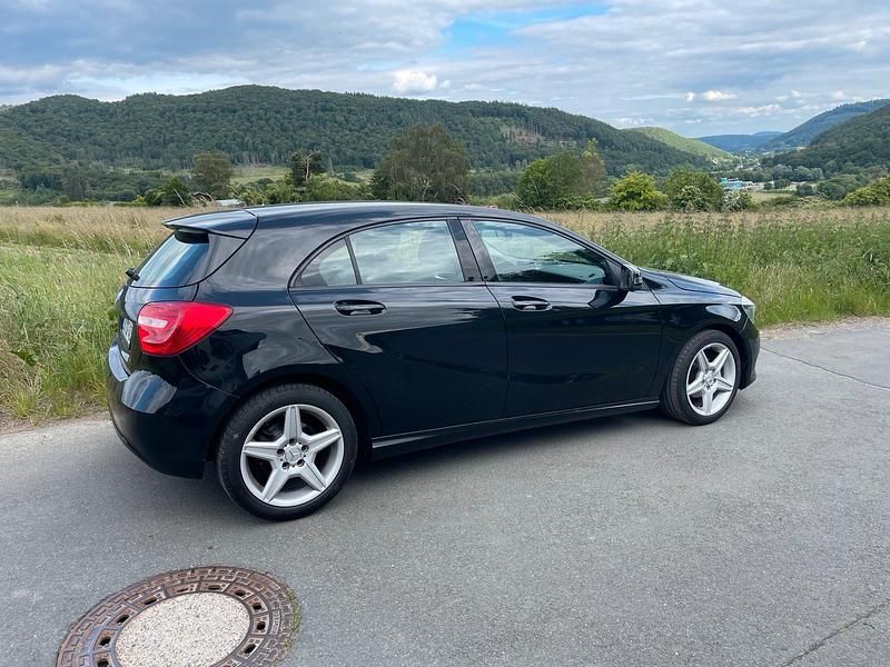 Gebraucht Mercedes A180 122 PS (89 kW) 2012 Schwarz Limousine