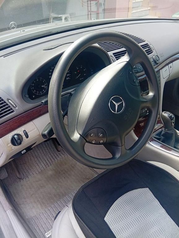 Beige Gebraucht 2003 Mercedes E200 Classic Limousine | 5.000 € (Fairer Preis) - Bild 1/4