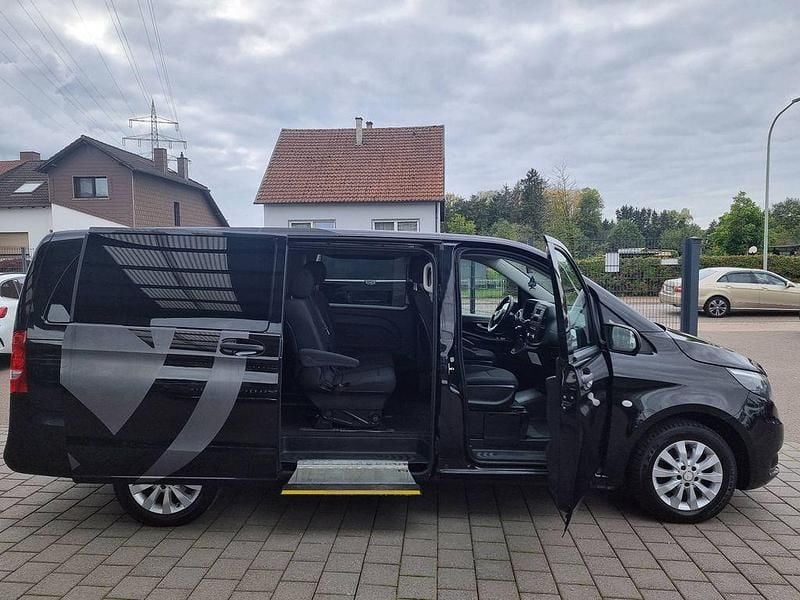 Schwarz Gebraucht 2017 Mercedes Vito Van / Kleinbus | 16.541 € - Bild 1/4