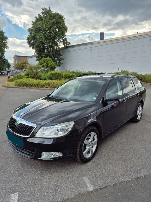 Schwarz Gebraucht 2011 Skoda Octavia Family Kombi | 5.490 € (Guter Preis) - Bild 1/4
