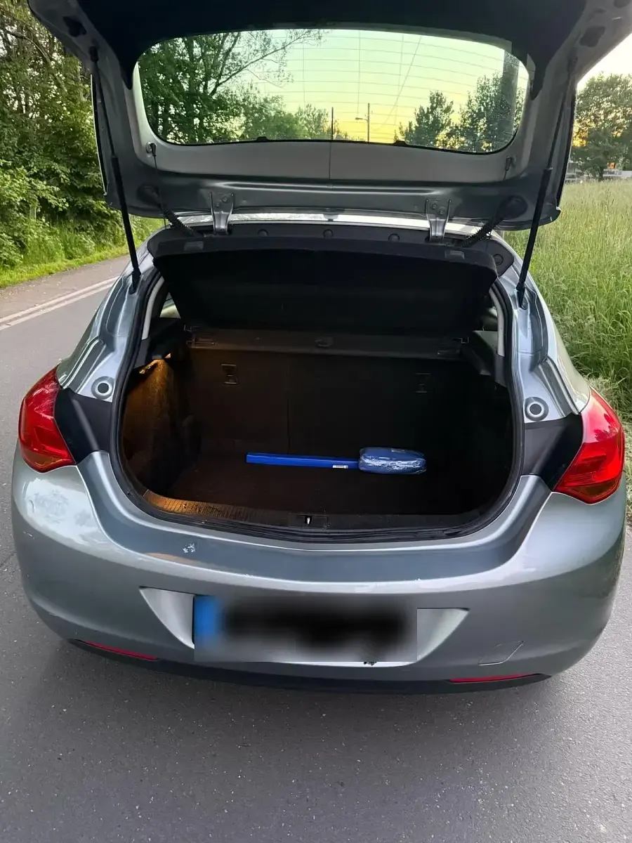 Gebraucht Opel Astra 101 PS (74 kW) 2011 Grau Limousine
