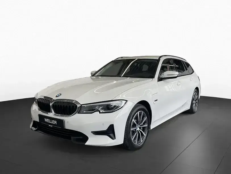 Używany BMW 330e Shadowline 292 KM (214 kW) 2022 Biały Kombi