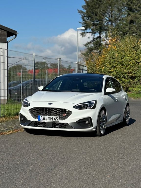 Weiß Gebraucht 2020 Ford Focus ST Limousine | 20.000 € (Guter Preis) - Bild 1/4