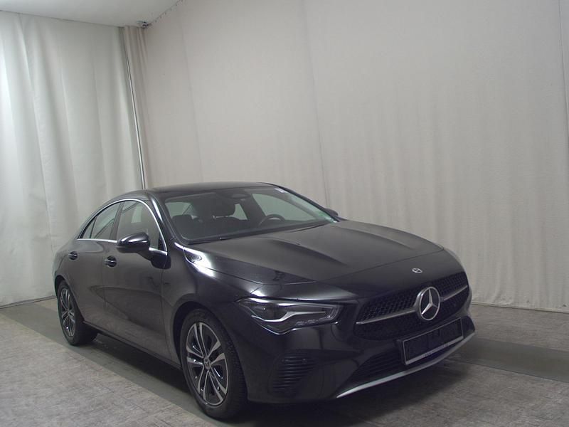 Gebraucht Mercedes CLA200 150 PS (110 kW) 2023 Kosmosschwarz  metalliclack Limousine