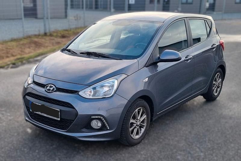 Grau Gebraucht 2014 Hyundai i10 Intro Edition Kleinwagen | 5.799 € (Etwas zu teuer) - Bild 1/4