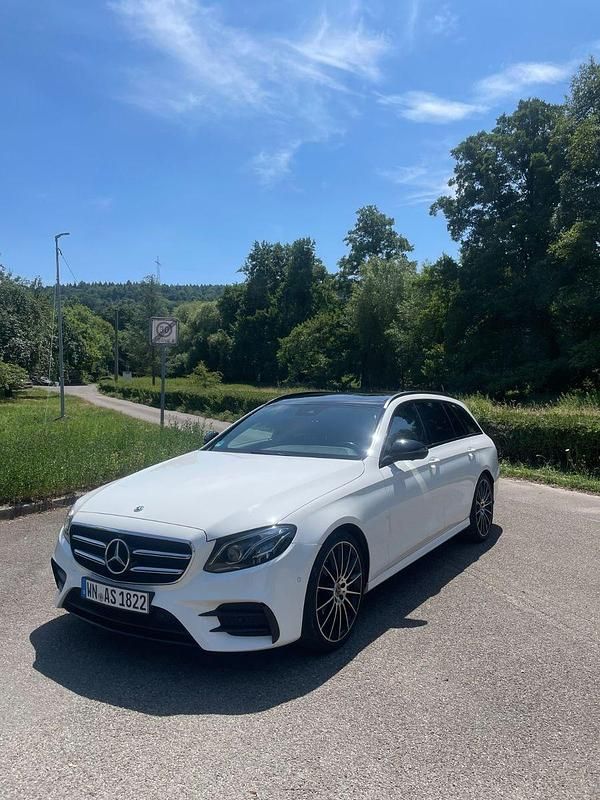 Weiß Gebraucht 2017 Mercedes E350 AMG line Kombi | 31.250 € (Fairer Preis) - Bild 1/4