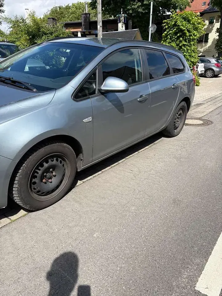 Gebraucht Opel Astra 110 PS (80 kW) 2013 Grün Kombi